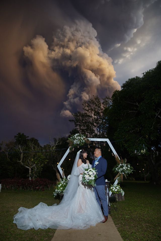 Свадебную церемонию провели на фоне извергающегося вулкана Тааль