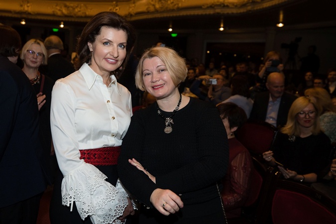 Марина Порошенко пришла в Нацоперу в блузе с необычной вышивкой. ФОТО