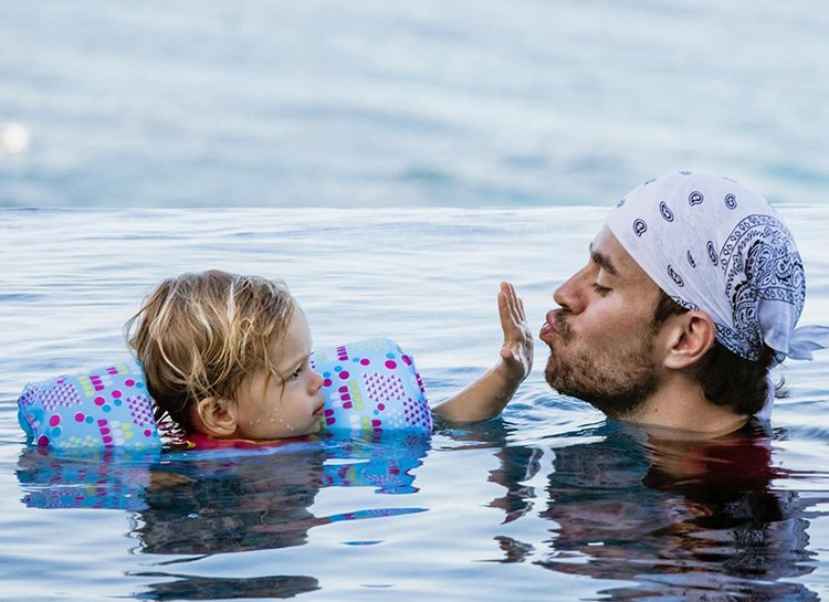 Никаких больше поцелуев: новое фото Энрике Иглесиаса с детьми. ФОТО