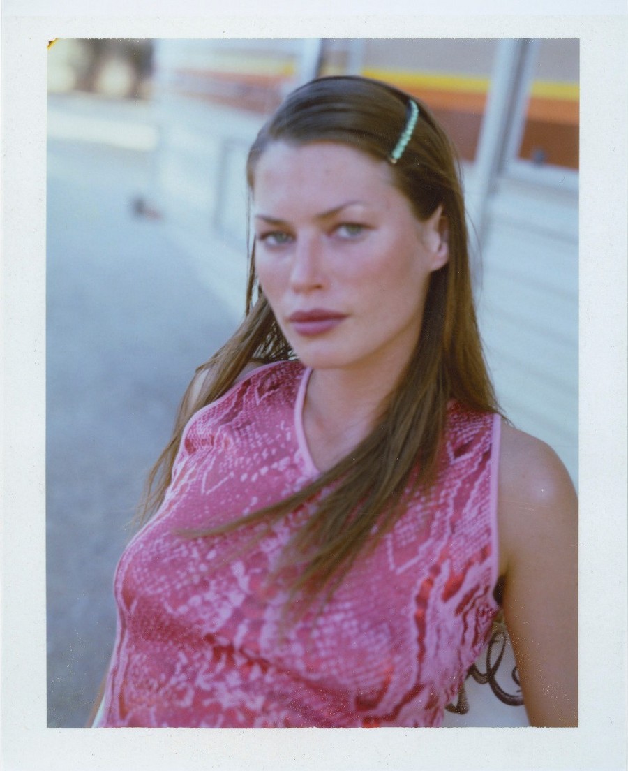 Атмосферные полароидные снимки женщин 1990-х от Дьюи Никса