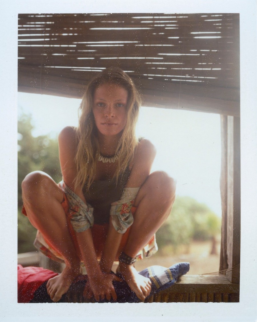 Атмосферные полароидные снимки женщин 1990-х от Дьюи Никса
