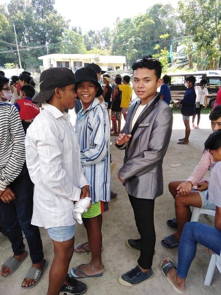 Филиппинцы, эвакуированные из-за извержения, не унывают и собирают странные образы из пожертвованной им одежды. ФОТО