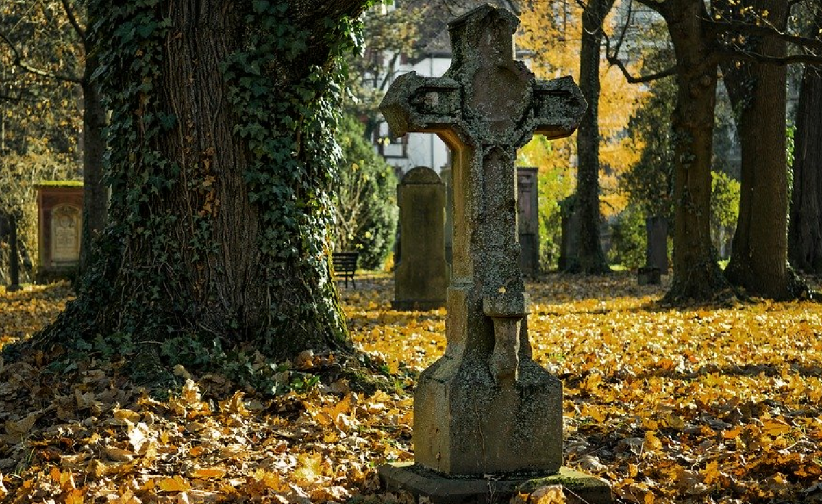 Месть бывшей жены: в Шотландии мужчина случайно обнаружил свою могилу на кладбище