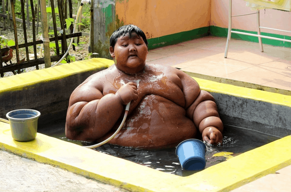 Самый толстый мальчик в мире весил больше 190 кг в 10 лет. За 3 года он смог похудеть больше чем в 2 раза. ФОТО
