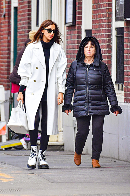 Ирина Шейк на прогулке с мамой в Нью-Йорке. ФОТО