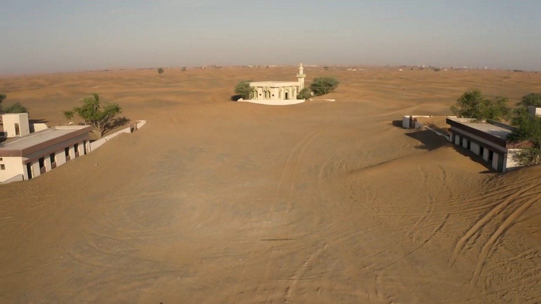 Призрачная заброшенная деревня в пустыне недалеко от Дубая