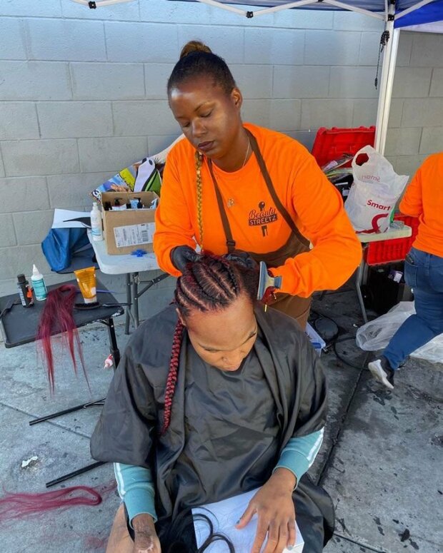 Девушка-парикмахер из Лос-Анджелеса делает стрижки бездомным, помогая им. ФОТО