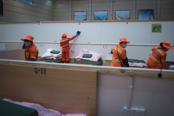 В Ухане устроили госпиталь для больных коронавирусом прямо на стадионе. ФОТО В Ухане устроили госпиталь для больных коронавирусом прямо на стадионе. ФОТО