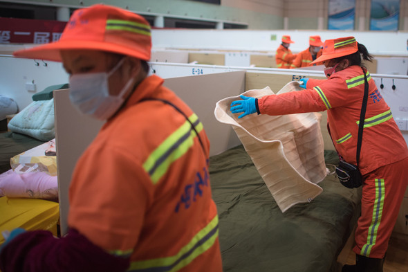 В Ухане устроили госпиталь для больных коронавирусом прямо на стадионе. ФОТО В Ухане устроили госпиталь для больных коронавирусом прямо на стадионе. ФОТО