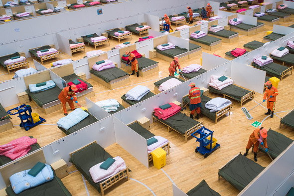 В Ухане устроили госпиталь для больных коронавирусом прямо на стадионе. ФОТО В Ухане устроили госпиталь для больных коронавирусом прямо на стадионе. ФОТО