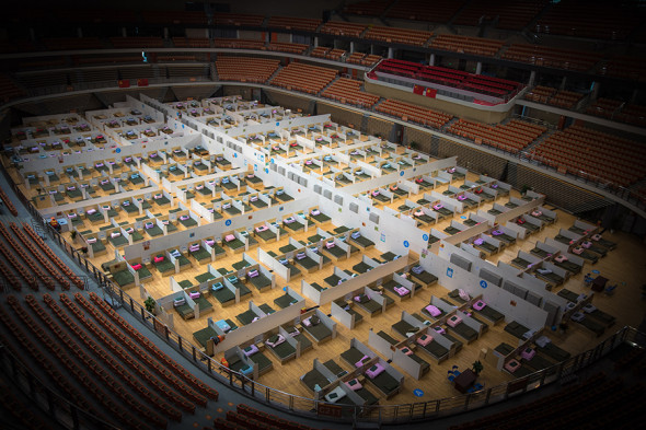 В Ухане устроили госпиталь для больных коронавирусом прямо на стадионе. ФОТО В Ухане устроили госпиталь для больных коронавирусом прямо на стадионе. ФОТО