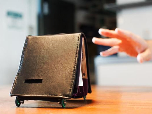 Японцы создали кошелёк, который убегает и кричит, когда заканчиваются деньги