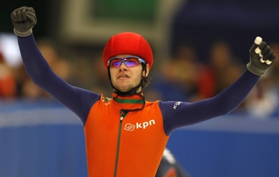 Голландского конькобежца лишили медалей за неприличный жест
