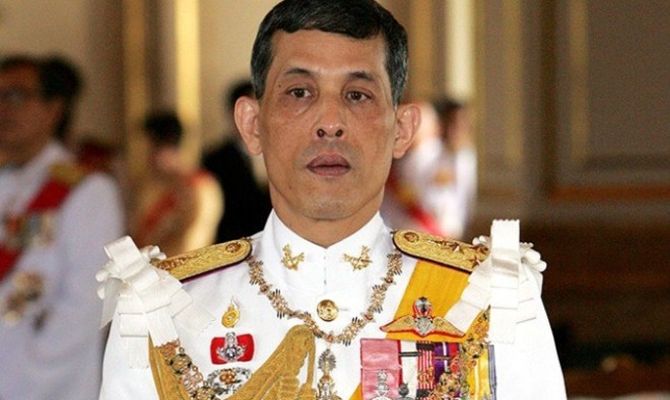 Курьез дня: Король Таиланда самоизолировался в Германии с 20 любовницами