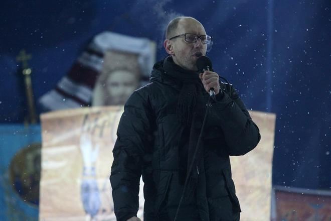 "Кулю в лоб!" – реакция Майдана на кандидатуру Яйценюка на пост премьера "Кулю в лоб!" – реакция Майдана на кандидатуру Яйценюка на пост премьера