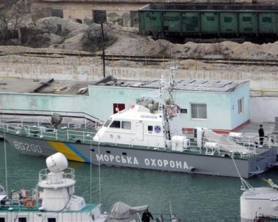 Местные жители вышли к отряду морской охраны в поддержку украинских пограничников в Крыму