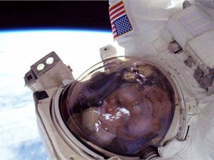 Американские астронавты делают "селфи" в открытом космосе