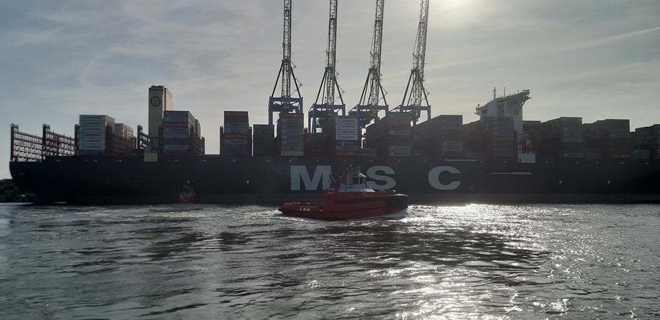 Крупнейший в мире контейнеровоз завершил свой первый рейс: фото