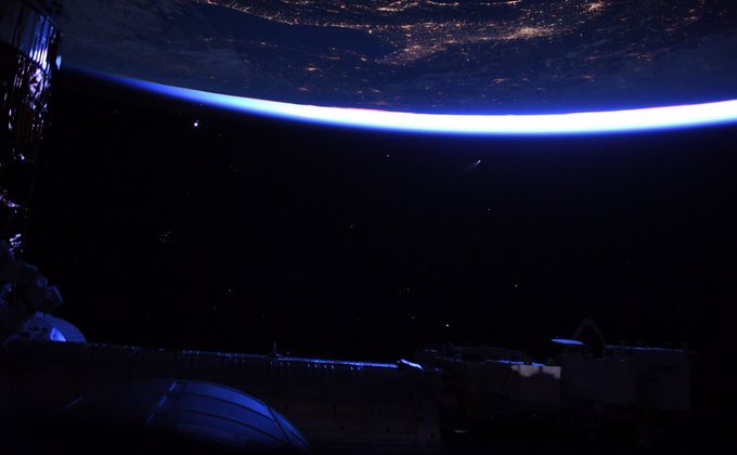 На фоне Земли. Астронавты показали ярчайшую комету Neowise с борта МКС – фото