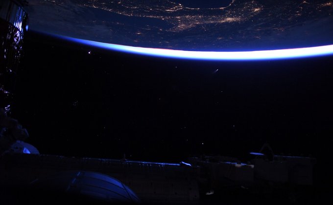 На фоне Земли. Астронавты показали ярчайшую комету Neowise с борта МКС – фото