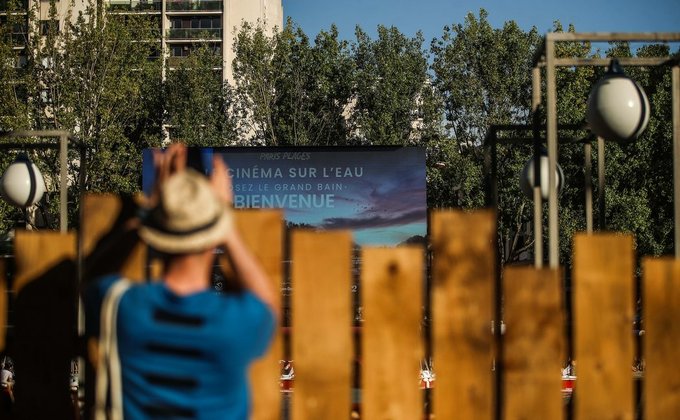 В Париже открыли первый кинотеатр на воде: фоторепортаж