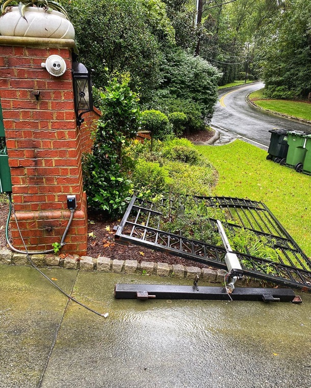 Дуэйн Джонсон выломал ворота своего дома. ВИДЕО Дуэйн Джонсон выломал ворота своего дома. ВИДЕО
