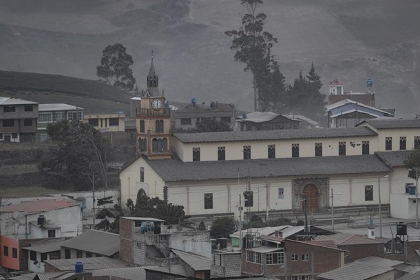 Эквадор засыпало вулканическим пеплом. ФОТО