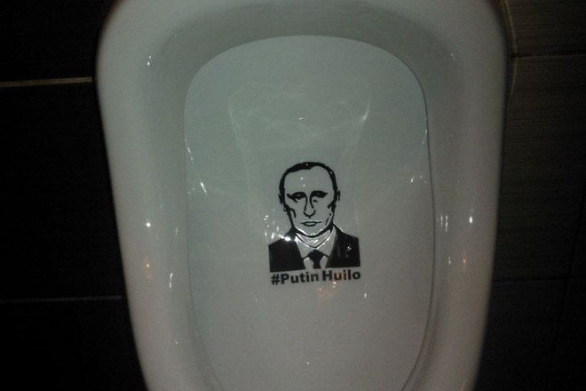 Писсуар черкаского ресторана украсили портретом Путина. ФОТОФАКТ