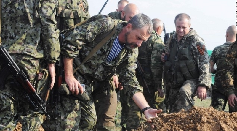 Как хоронят боевиков на Донбассе. Фоторепортаж CNN