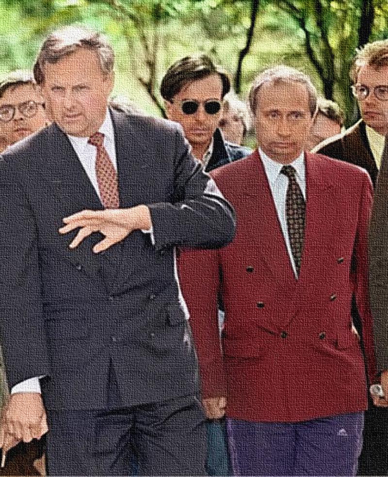 Путин в малиновом пиджаке и с дипломатом — редкие фото президента РФ