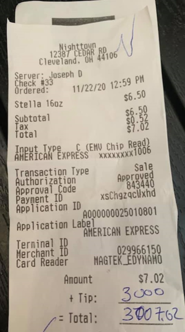 В США мужчина купил пиво и оставил $3000 чаевых. ФОТО В США мужчина купил пиво и оставил $3000 чаевых. ФОТО