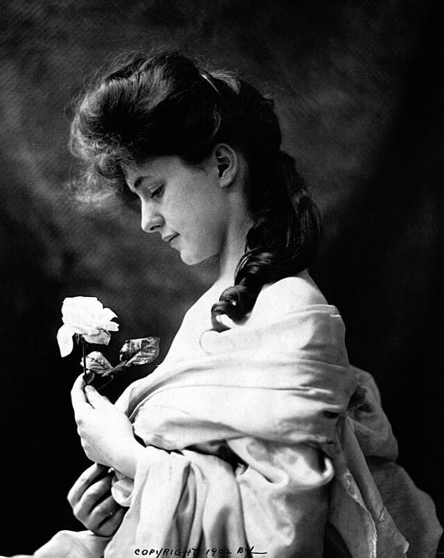 Фотопортреты молодой девушки, которая была известна миллионам людей в начале 20 века