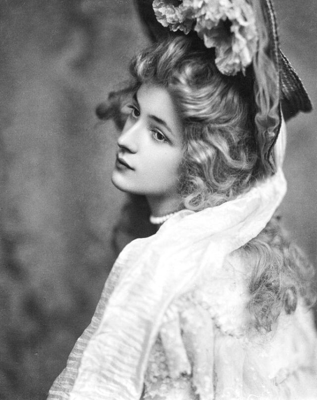 Фотопортреты молодой девушки, которая была известна миллионам людей в начале 20 века