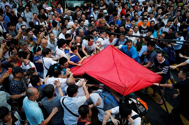 Антимайдан и Майдан Гонконга: лучшие фото прошедшего дня