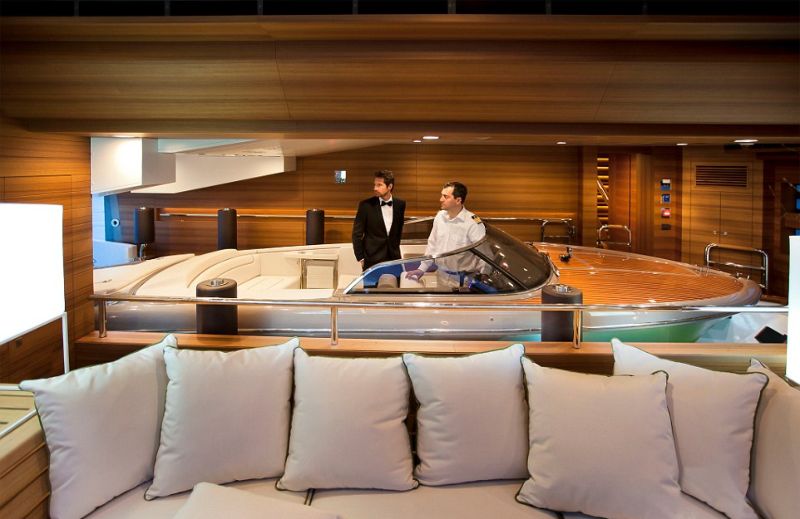 Мега-яхта с гаражом для катера, бассейном и спортивным залом. ФОТО