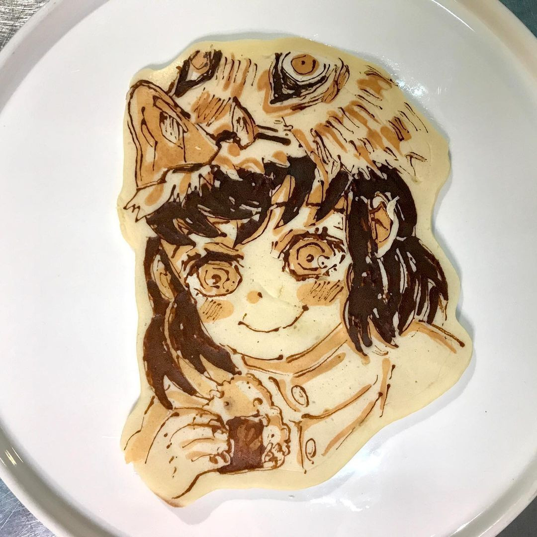 Японский шеф-повар печёт блины с изображением аниме-персонажей