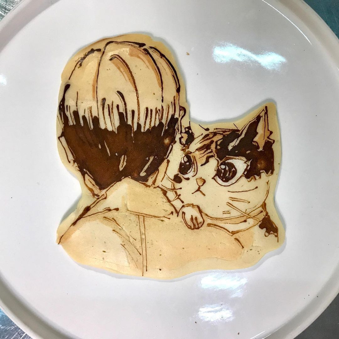 Японский шеф-повар печёт блины с изображением аниме-персонажей