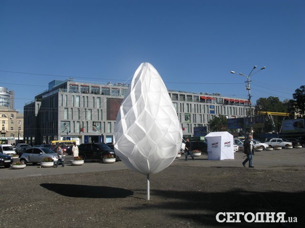 В Днепропетровске на месте памятника Ленину поставили трехметровое яйцо. ВИДЕО