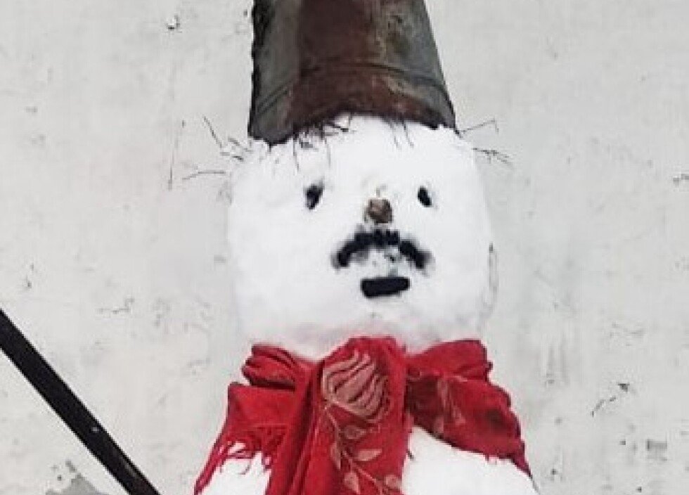 Белорус слепил снеговика с усами, по доносу соседа на него составили админпротокол. ФОТО