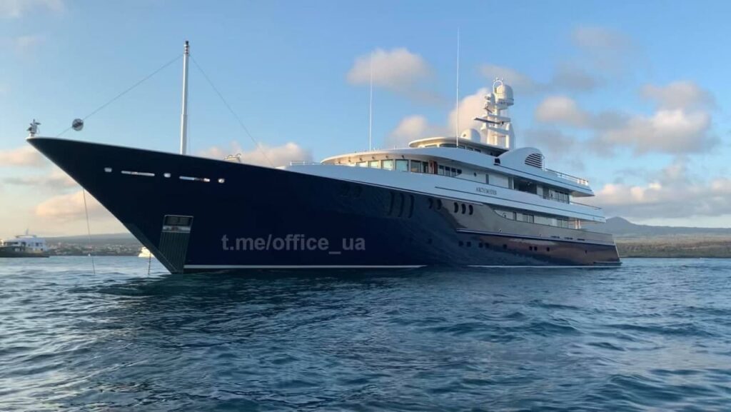 $350 тысяч в месяц: в Сети показали роскошную яхту, на которой отдыхает семья Порошенко. Фото