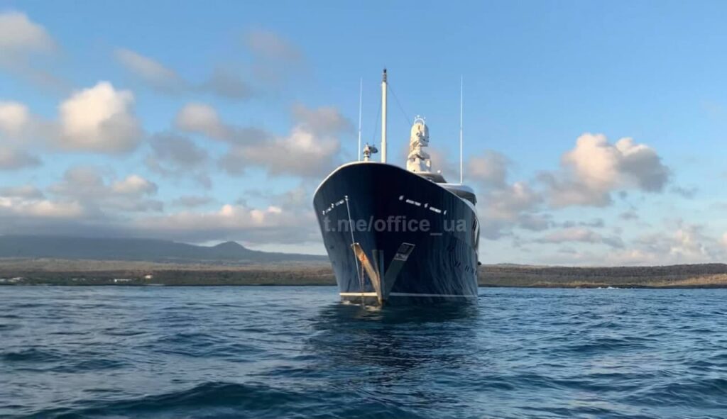 $350 тысяч в месяц: в Сети показали роскошную яхту, на которой отдыхает семья Порошенко. Фото
