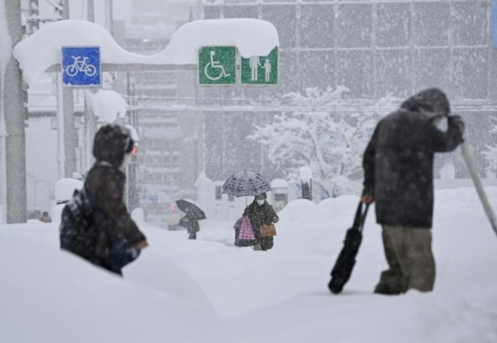 В Японии из-за затяжного снегопада в пробках застряли тысячи авто. Фото