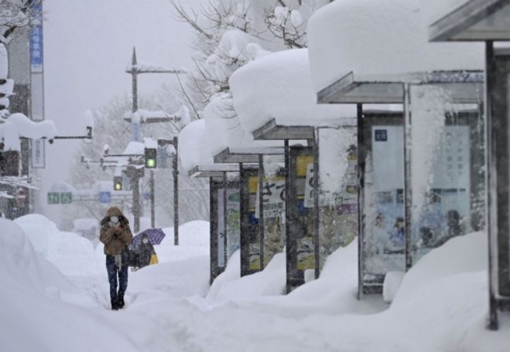 В Японии из-за затяжного снегопада в пробках застряли тысячи авто. Фото