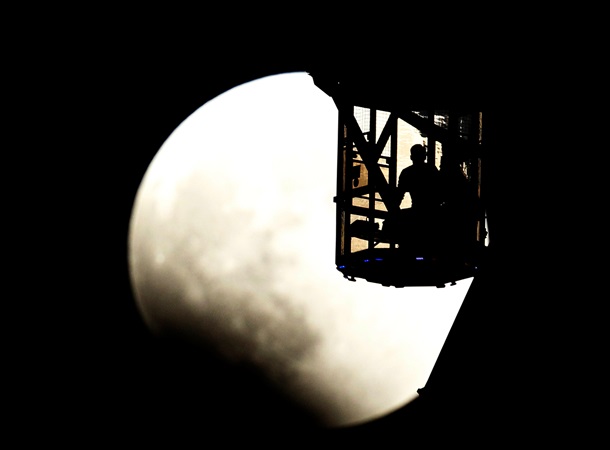 Последнее в 2014 году лунное затмение: фото