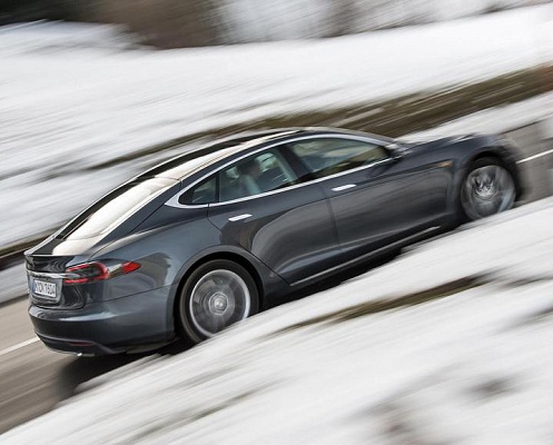 Tesla Model S получила полный привод и автопилот
