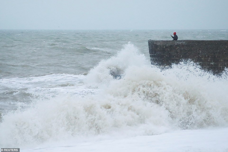 Британия готовится к масштабному наводнению из-за шторма «Кристоф». Фото