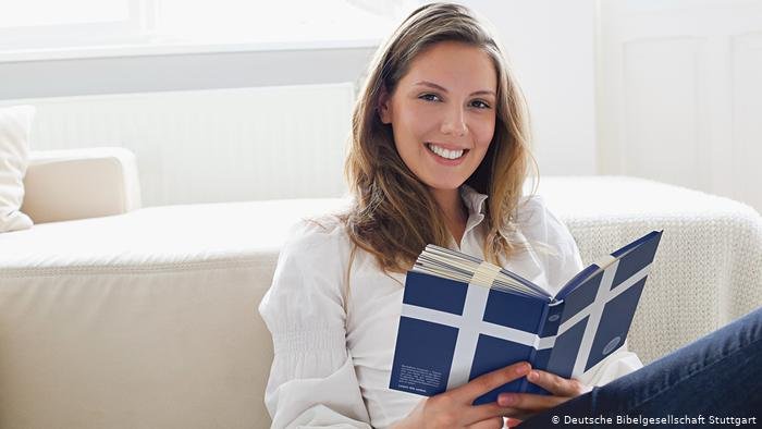 “Не пиши, сокращай”: в Германии для поколения Z выпустили современную Библию