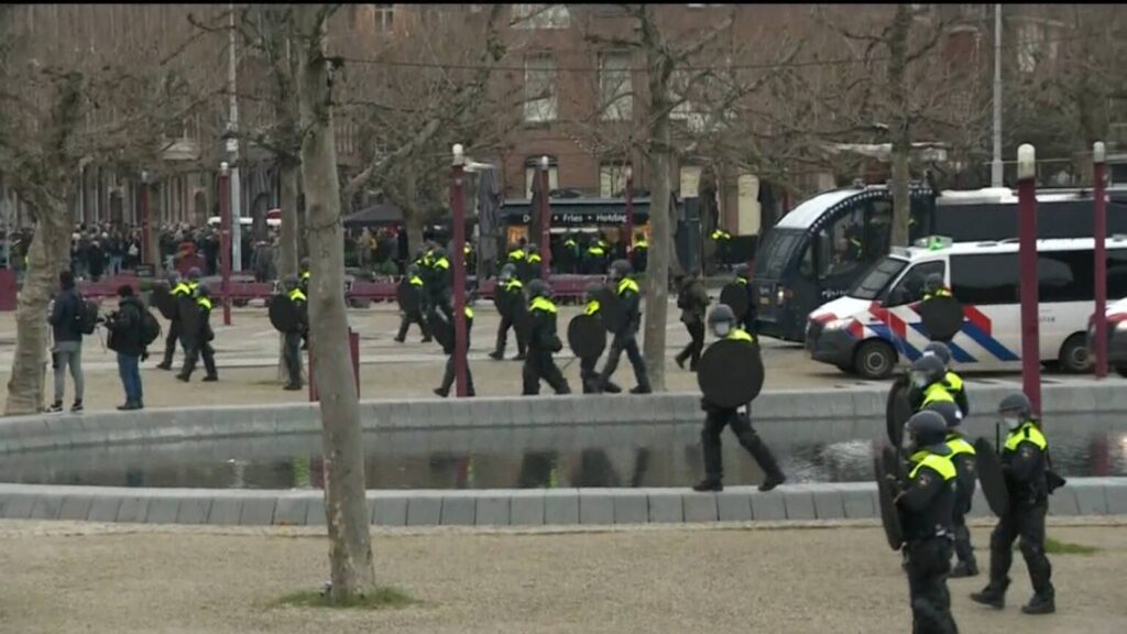 В Нидерландах полиция применила водометы против демонстрантов. Видео