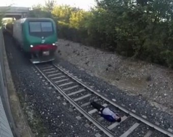 Подросток лег под поезд ради эффектного видео Подросток лег под поезд ради эффектного видео
