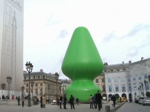 В Париже появилась рождественская елка непристойного вида